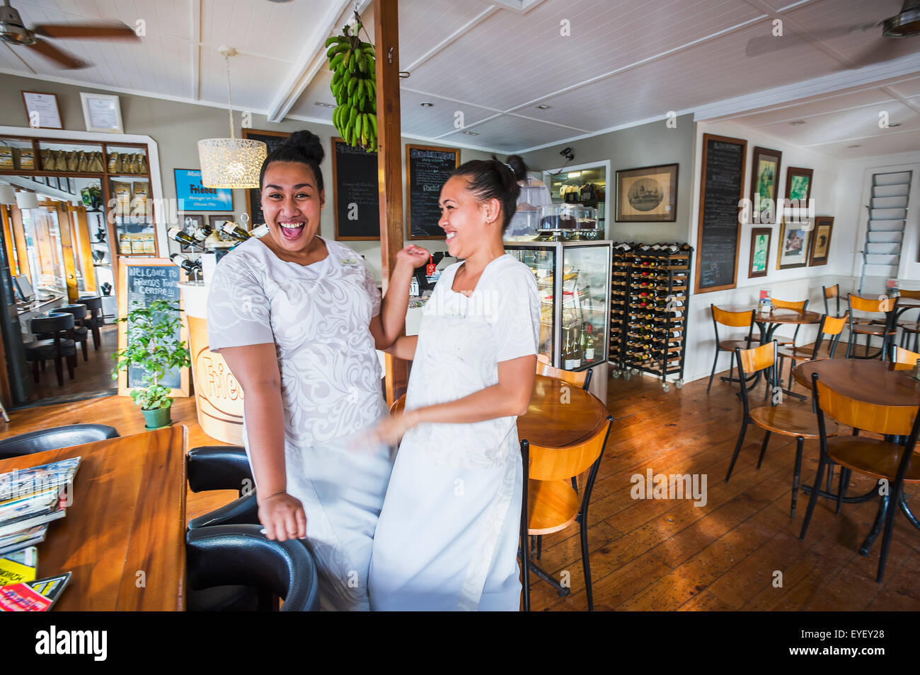 Kellnerinnen ein Lachen auf das beliebte Cafe Freunde teilen; Tongatapu, Tonga Stockfoto
