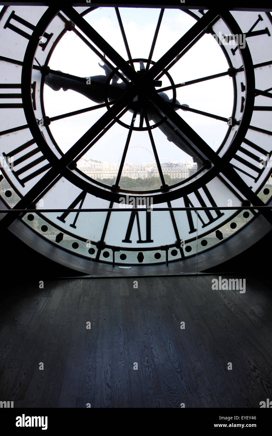 Uhr-Silhouette aus dem Musee d ' Orsay, Paris über die Seine Stockfoto