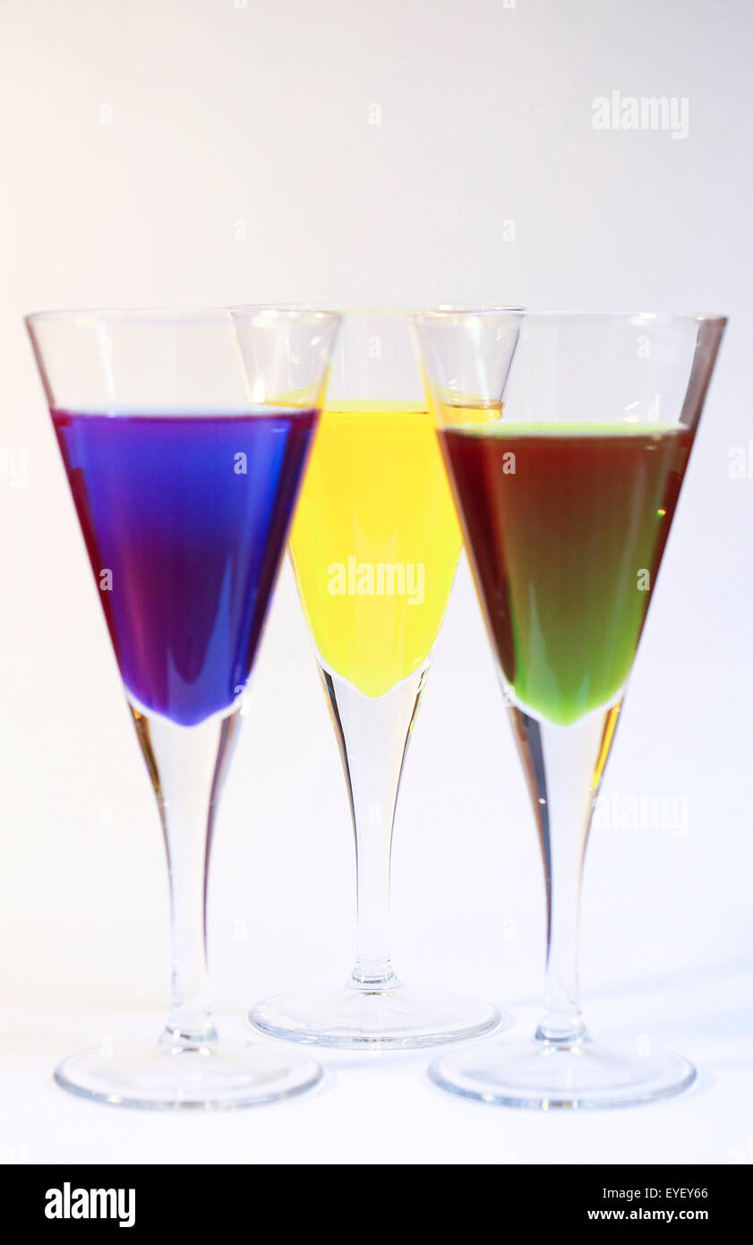 Drei Cocktails der hell farbigen Alkohol vor einem weißen Hintergrund Stockfoto