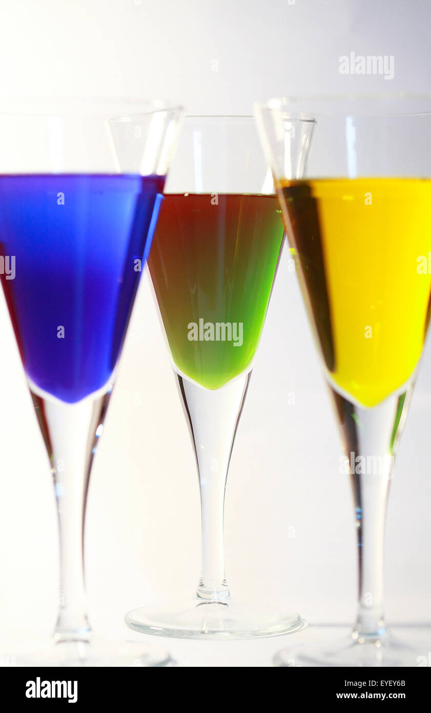 Drei Cocktails der hell farbigen Alkohol vor einem weißen Hintergrund Stockfoto