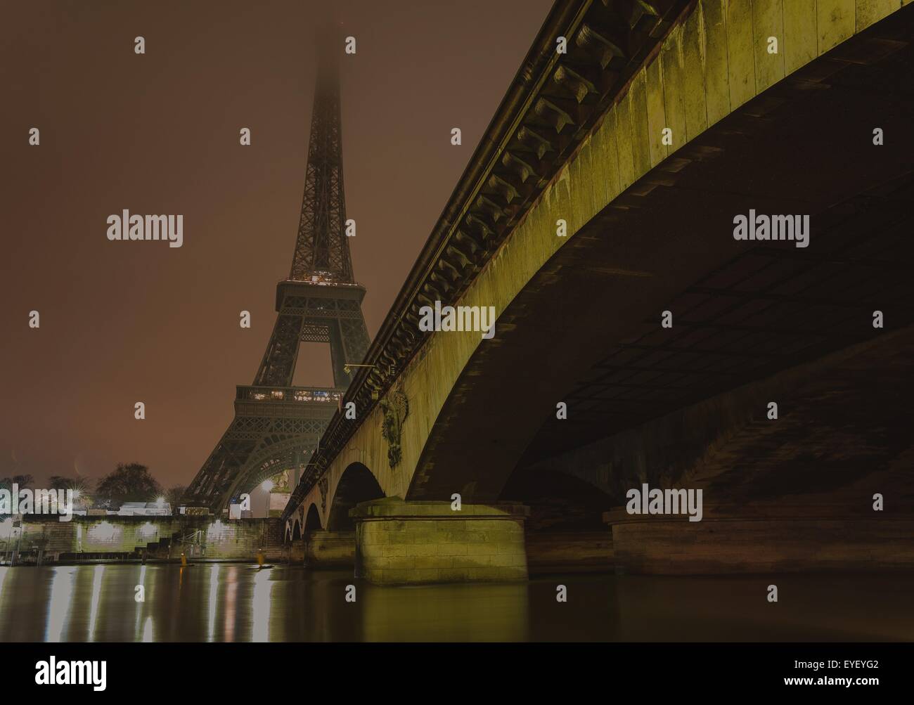 Die Iena Brücke verbindet den Eiffelturm im Trocadero. Auf dem linken Ufer trennt es Port Buzzed von Hafen Suffren. 01.03.2013 - Sylvain Leser Stockfoto