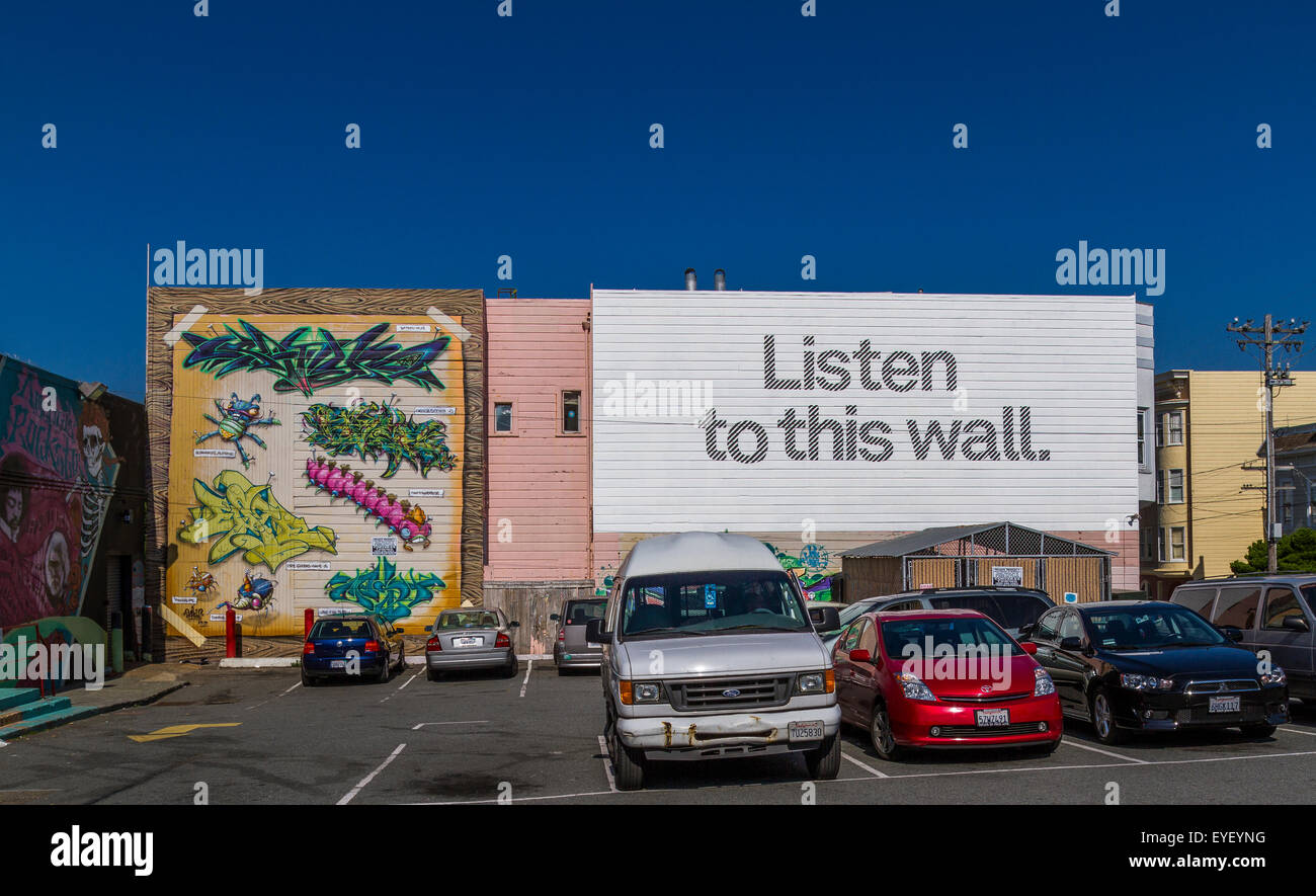 Eine Plakatwand mit dem Slogan „Listen to This Wall“ auf einem Parkplatz im Haight Ashbury District von San Francisco, Kalifornien Stockfoto