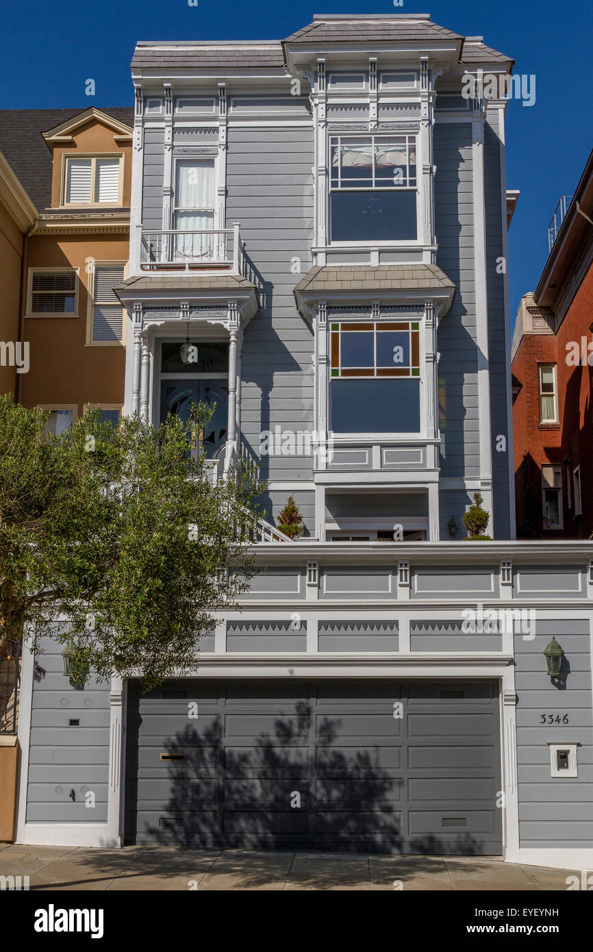 Ein graues Holzklatschtafel-Haus mit einer Garage, auf der Clay Street in der wohlhabenden Pacific Heights Gegend von San Francisco, Kalifornien, USA Stockfoto