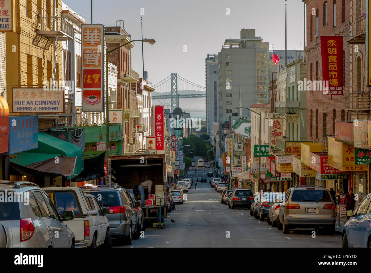 Ein Blick entlang der Washington St im Chinatown Viertel von San Francisco, mit der Oakland Bay Bridge in der Ferne, San Francisco California Stockfoto