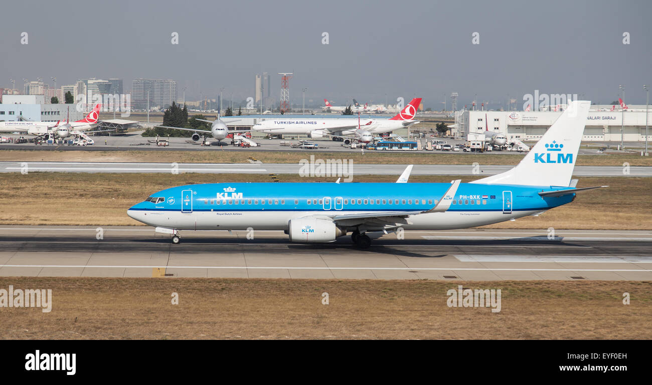 ISTANBUL, Türkei - 9. Juli 2015: KLM Boeing 737 - 8 K 2 (CN 29598/639) startet vom Flughafen Istanbul-Atatürk. KLM ist die Fahne Auto Stockfoto