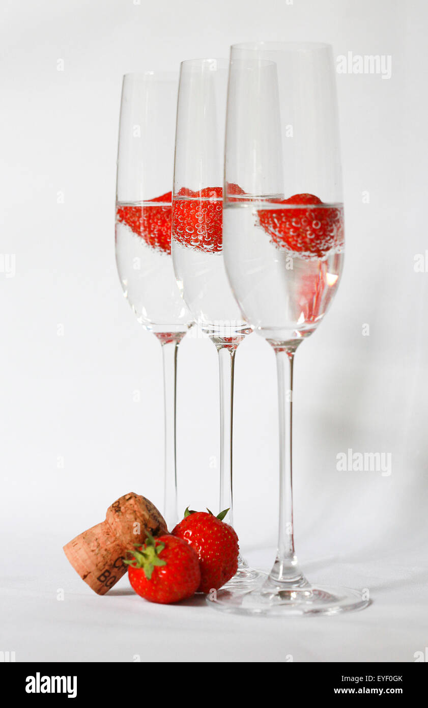Drei Gläser Champagner Cocktails vor einem weißen Hintergrund Stockfoto