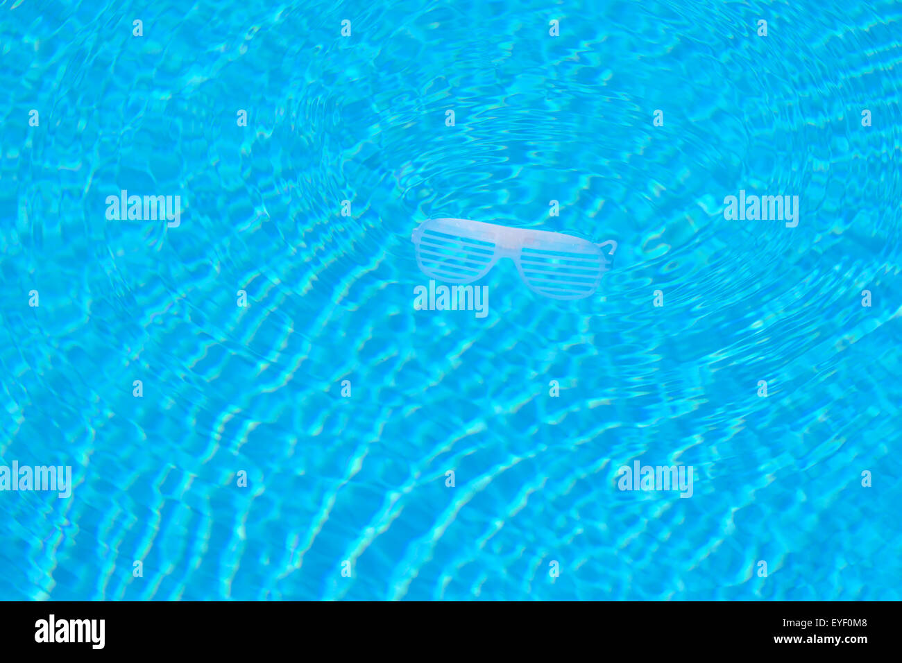 Weiße begeisterte Tanz-Shutter-Brillen im Pool schwimmend Stockfoto