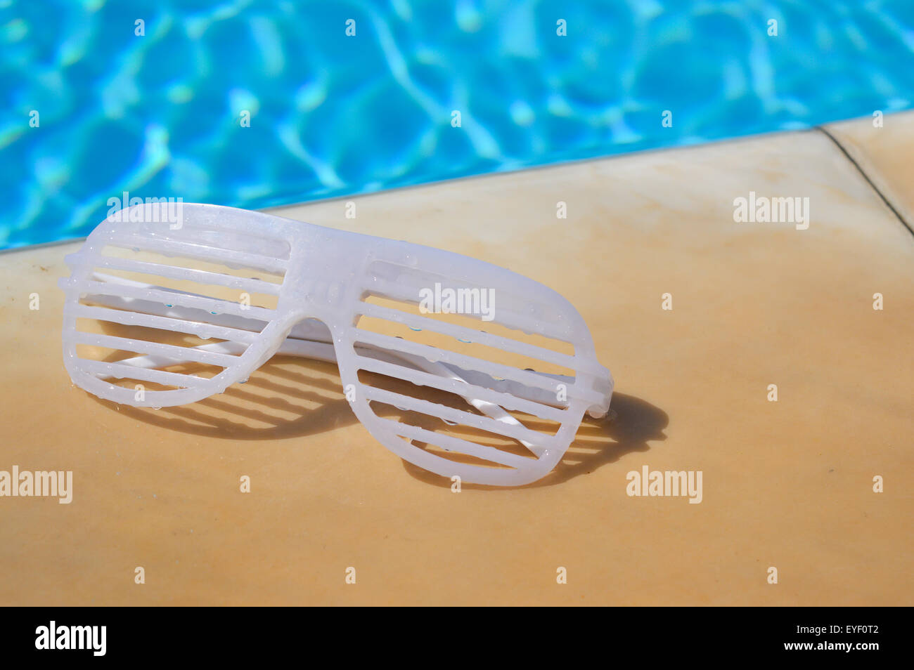 Weiße begeisterte Tanz-Shutter-Brille am Pool Stockfoto