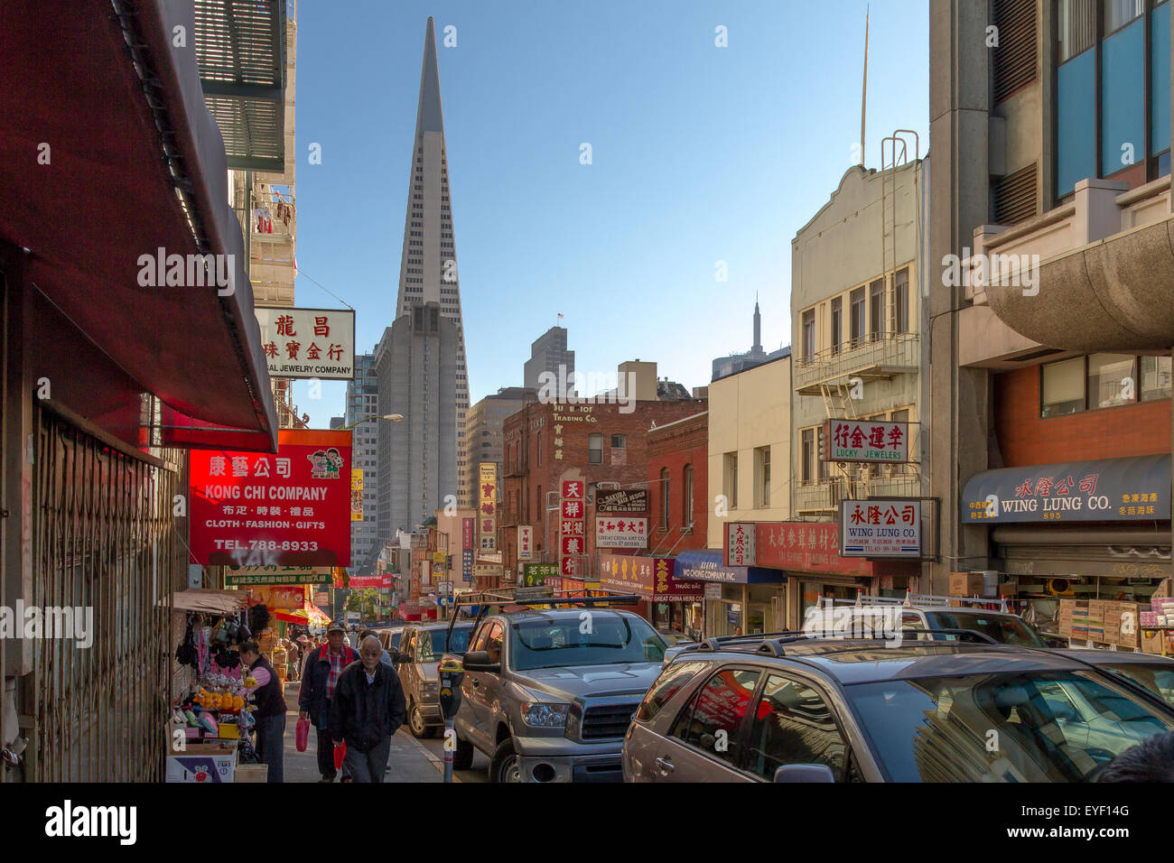 Das Transamerica-Gebäude von der Washington Street aus gesehen im Chinatown-Viertel von San Francisco, Kalifornien Stockfoto