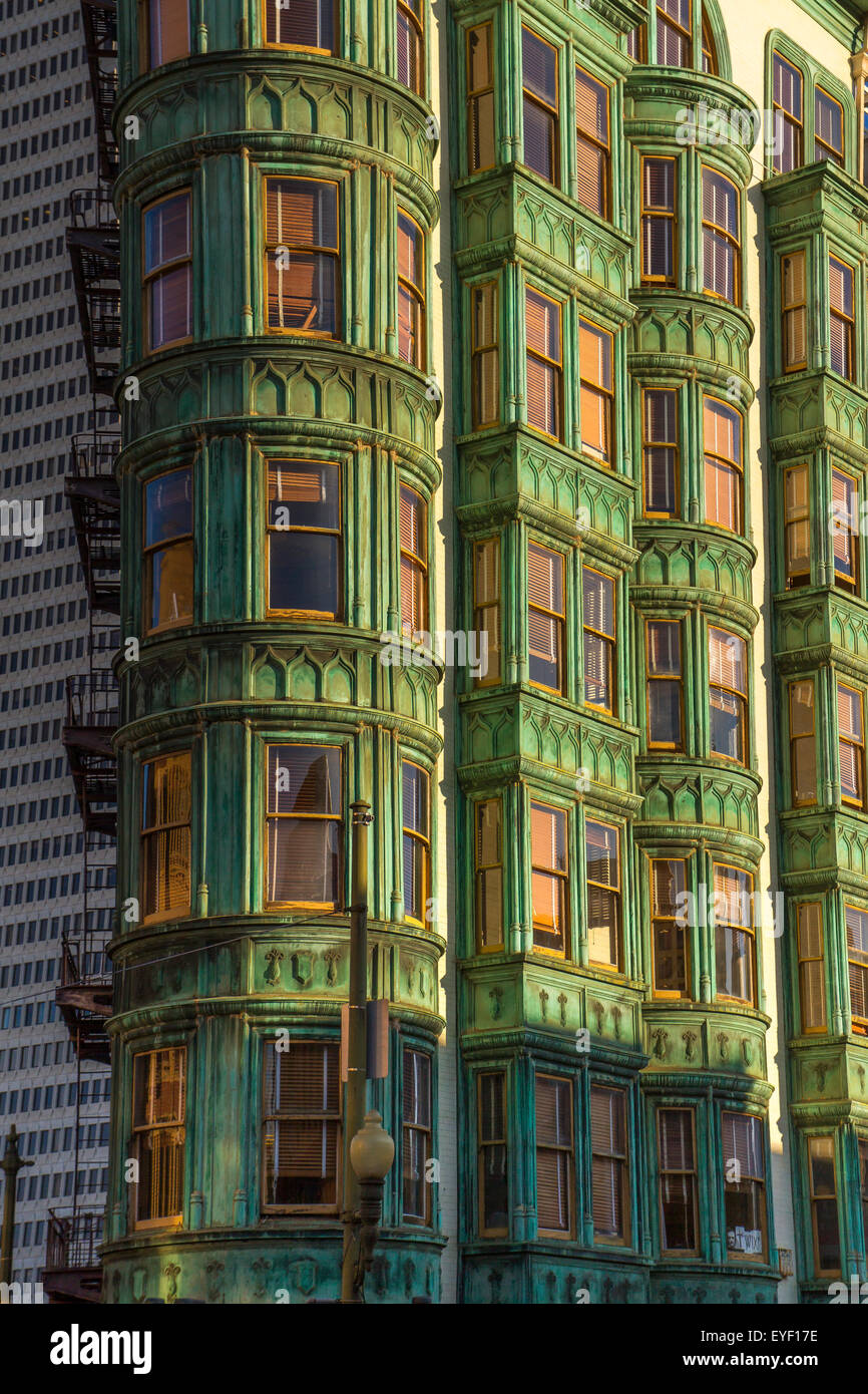 Das Kupfergrün. Flacher Eisenstil, des Columbus Tower oder Sentinel Building an der Columbus Avenue in der North Beach Gegend von San Francisco, Kalifornien, USA Stockfoto