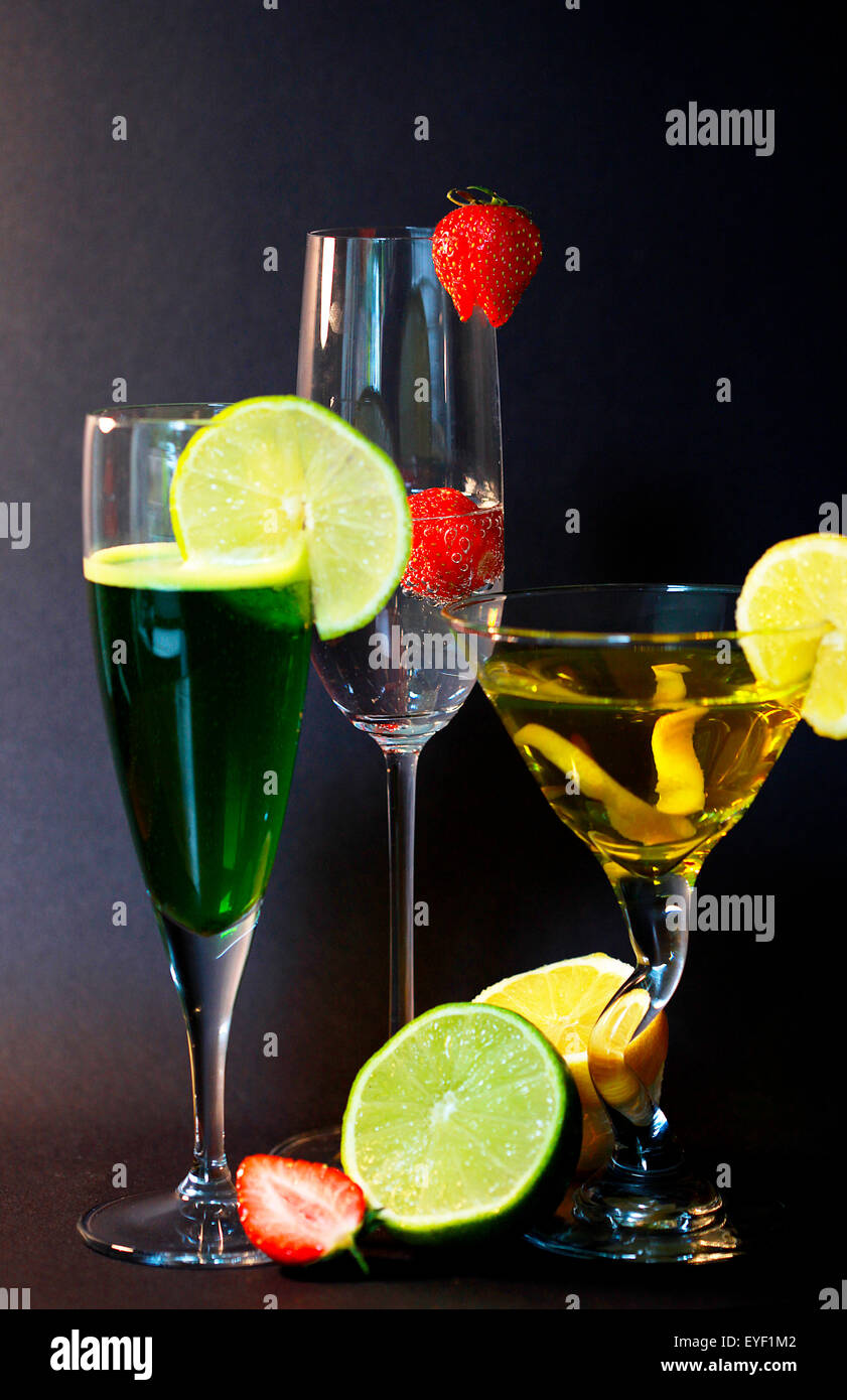 Drei verschiedene Cocktails mit Garnierung Stockfoto