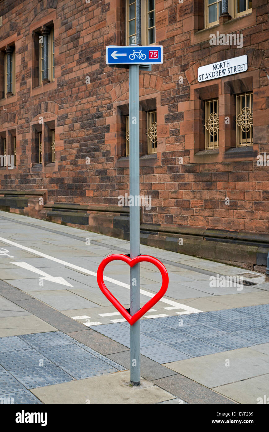 Ein Schild mit einem roten Herz auf Route 75 für ein Fahrrad zu sichern. Stockfoto