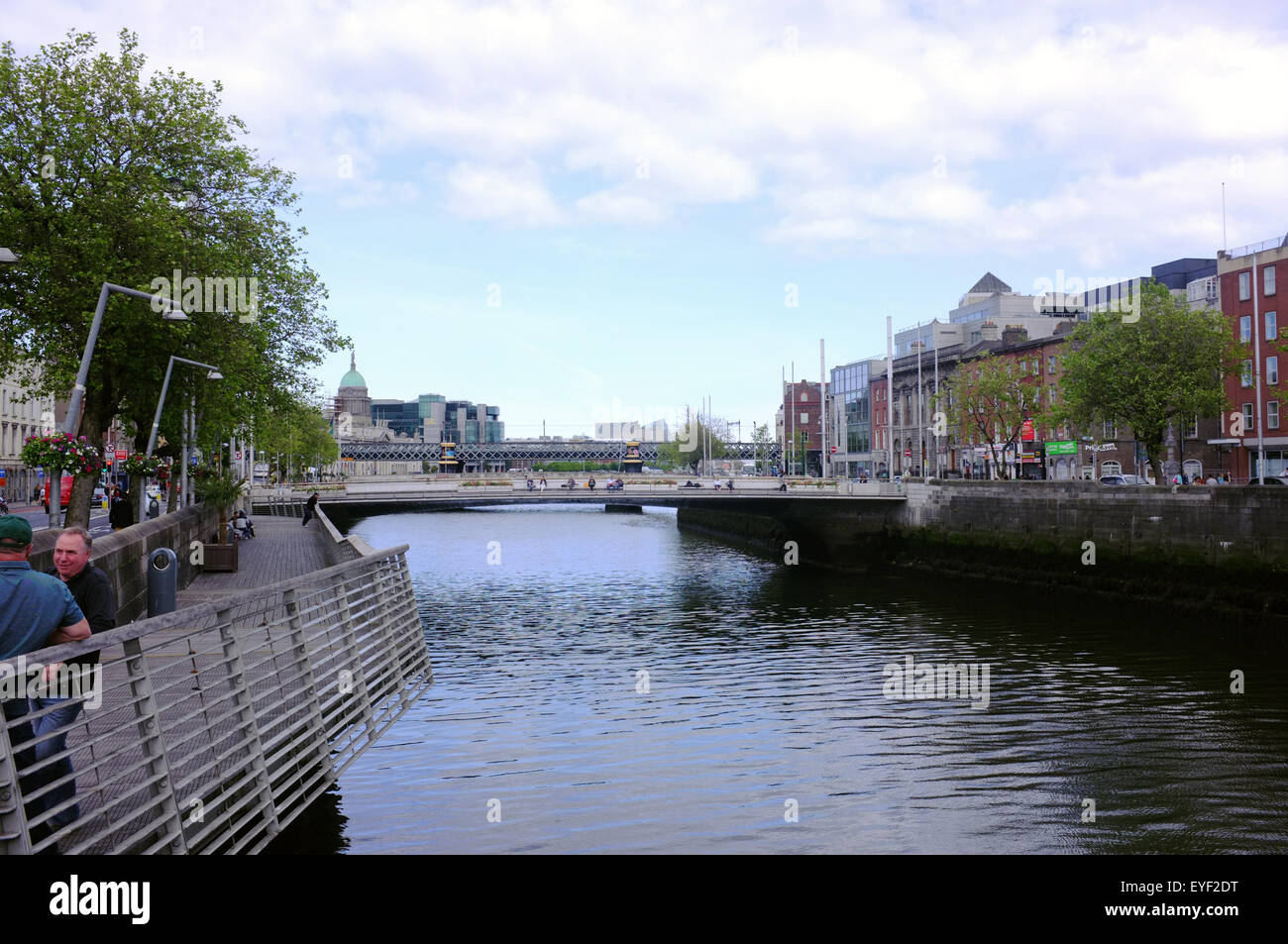 Eine Brücke über den Fluss Liffey im Zentrum von Dublin in Irland. Stockfoto