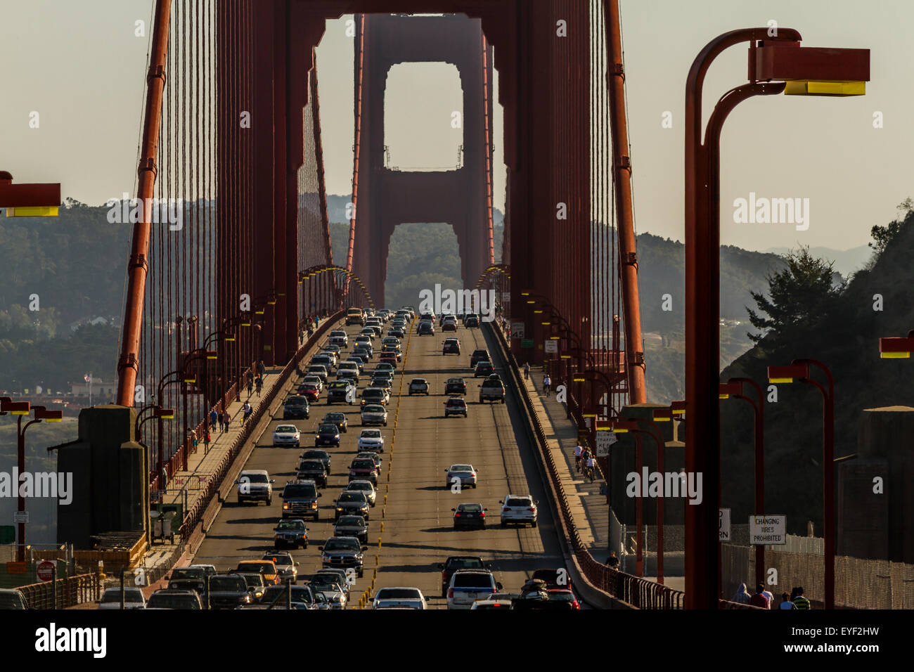 Mehrspuriger Verkehr auf dem Highway 101, der die Golden Gate Bridge über die Bucht von San Francisco, San Francisco, Kalifornien, überquert Stockfoto