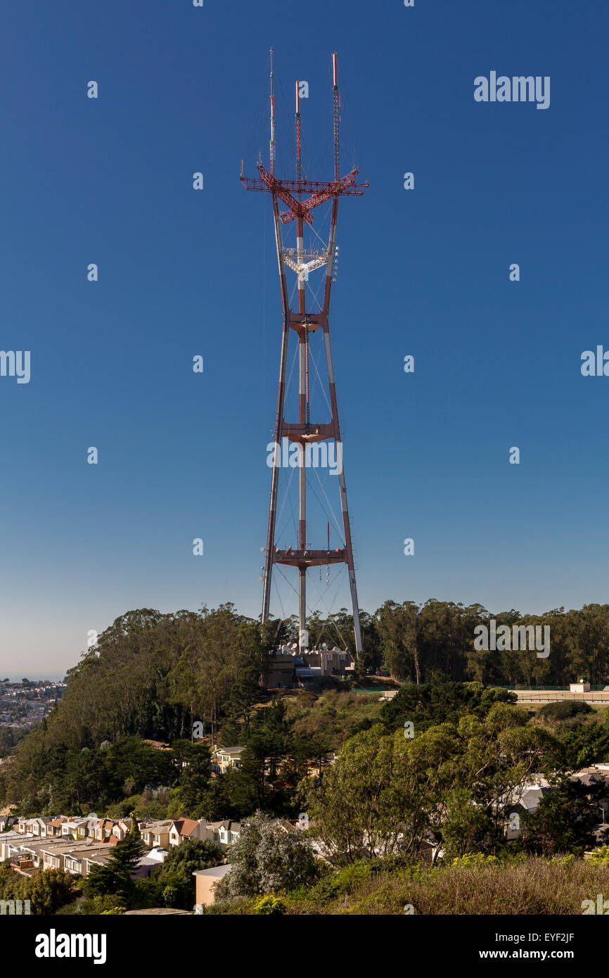 Sutro Tower, ein dreigleisiger TV- und Radioantennenturm auf einem Hügel bei Twin Peaks, San Francisco, Kalifornien Stockfoto