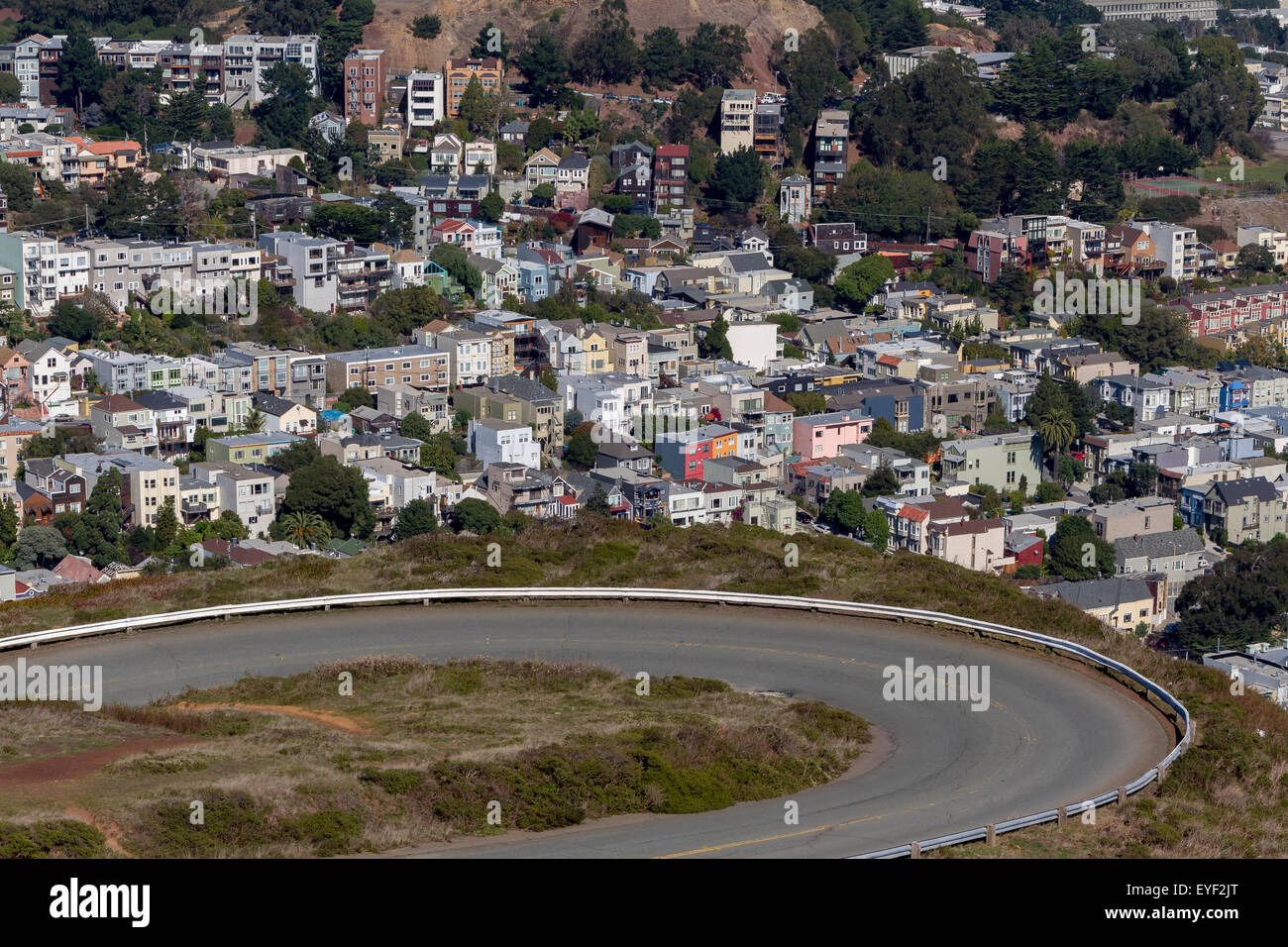 Sharp Bend in der Straße bei Twin Peaks, hoch über der Stadt San Francisco mit den Häusern und Wohnungen von Clarendon Heights im Hintergrund. Stockfoto
