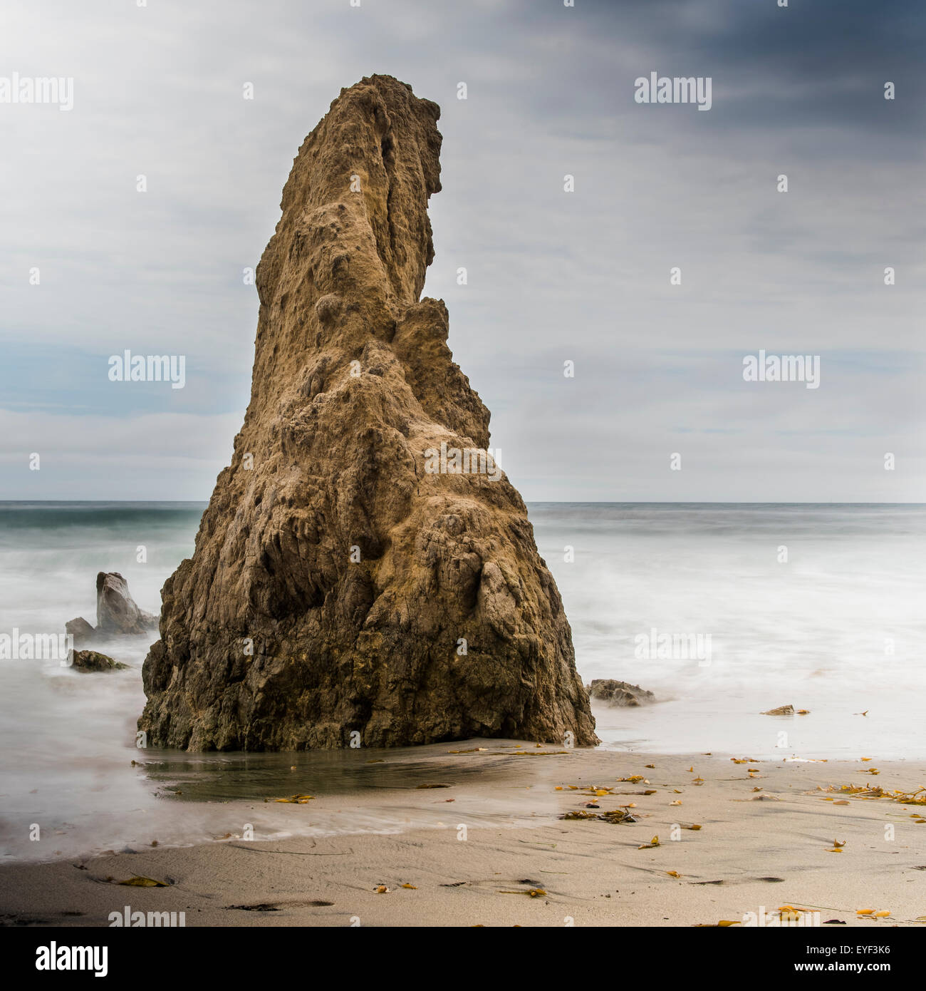 Nahaufnahme von einem großen Felsen auf Matador Beach, Malibu, CA Stockfoto