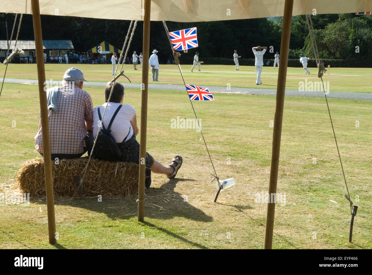 Village Life Menschen, die den Cricketclub Ebernoe Village beobachten, spielen jährlich ein Cricketspiel der Horn Fair im Cricketteam Common, Ebernoe, gegen den Cricketclub Wessex Pilgrims. Ebernoe Sussex UK England. 2015 2010er Jahre HOMER SYKES Stockfoto