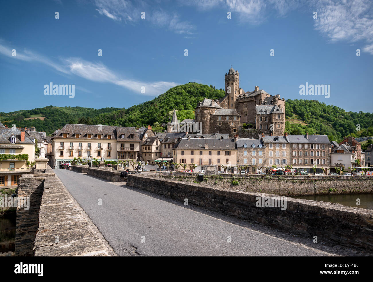 Fluss Lot, Chateau und Brücke an Estaing, Frankreich Stockfoto