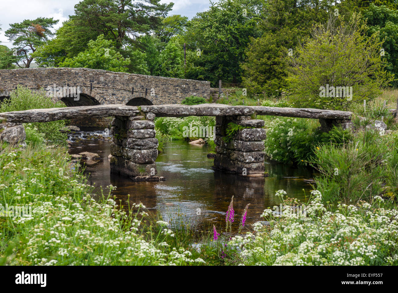 Die historischen Klöppel-Brücke über den East Dart River in Postbridge, Dartmoor, Devon, England, UK Stockfoto