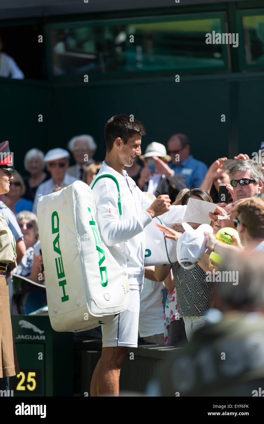 29.06.2015. die Wimbledon Tennis Championships 2015 statt in The All England Lawn Tennis and Croquet Club, London, England, UK. Novak DJOKOVIC (SRB) [1] V Philipp Kohlschreiber (GER) auf dem Centre Court. Stockfoto