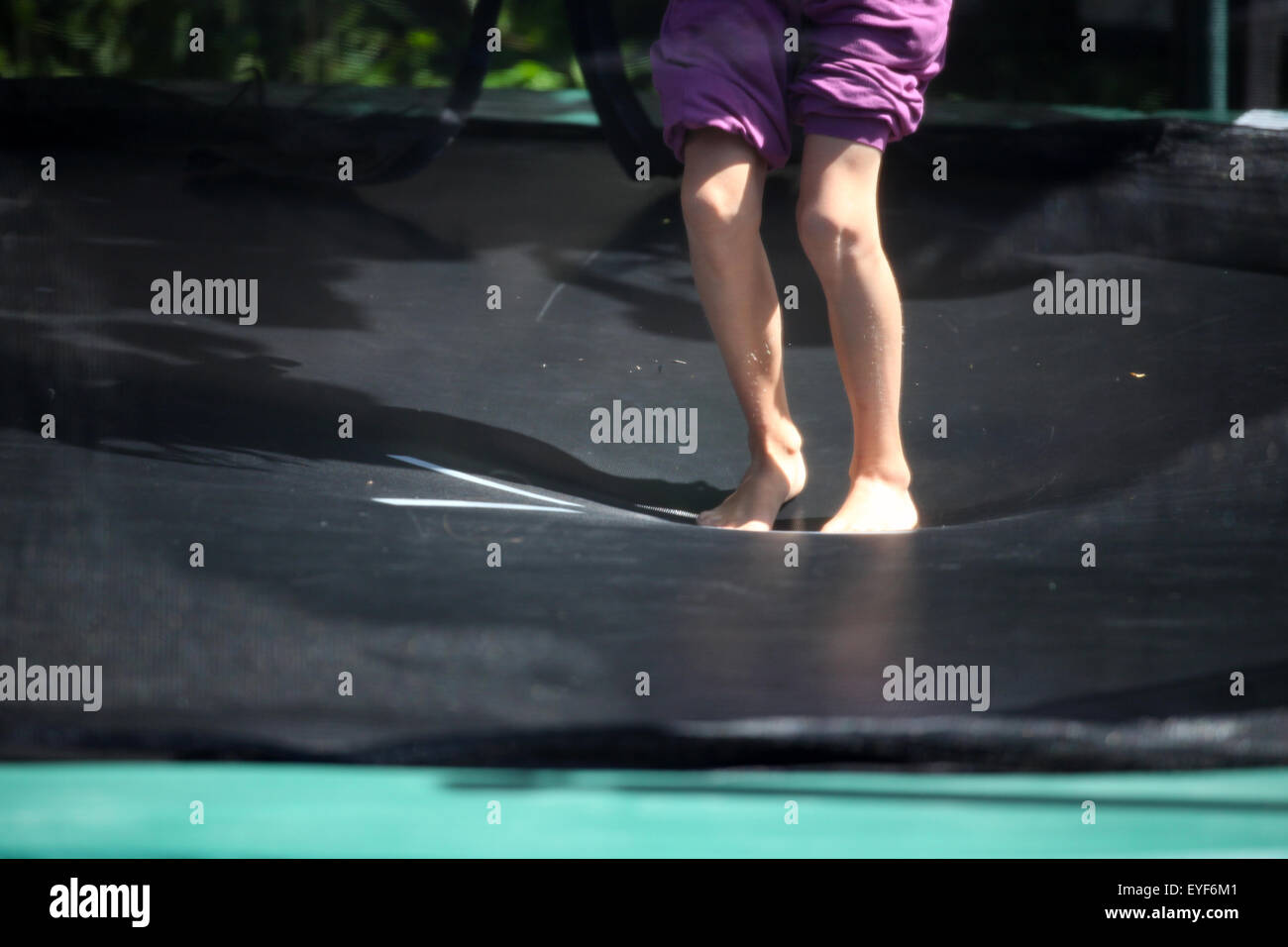 Springen auf dem Trampolin Stockfoto