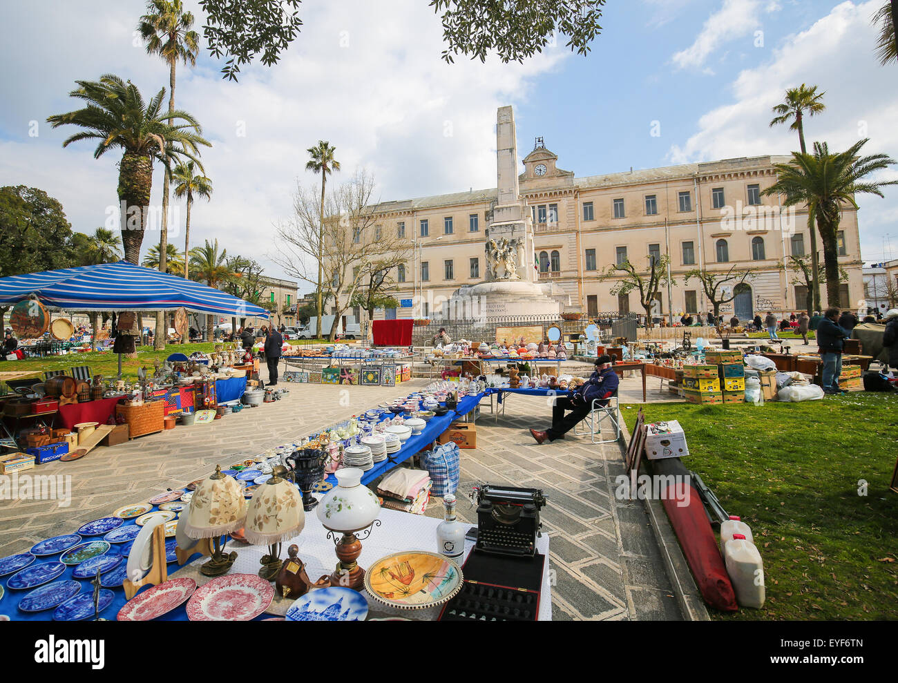 MARTINA FRANCA, Italien - 15. März 2015: Flohmarkt auf der Piazza Vittorio Veneto in die Mitte von Martina Franca, Taranto provi Stockfoto