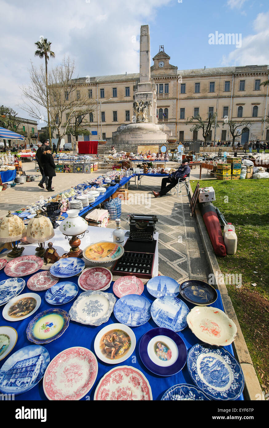 MARTINA FRANCA, Italien - 15. März 2015: Flohmarkt auf der Piazza Vittorio Veneto in die Mitte von Martina Franca, Taranto provi Stockfoto
