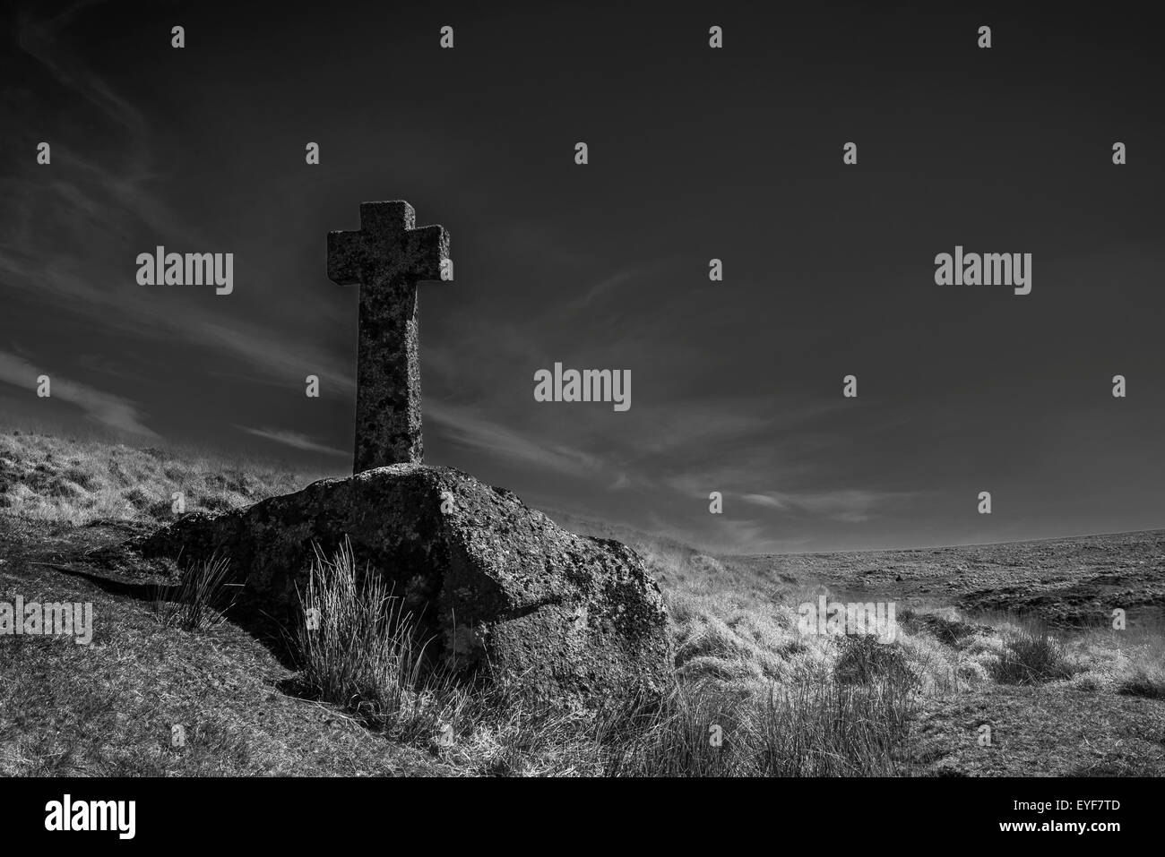 Altes Kreuz, Dartmoor, Silhouette gegen den Himmel Stockfoto