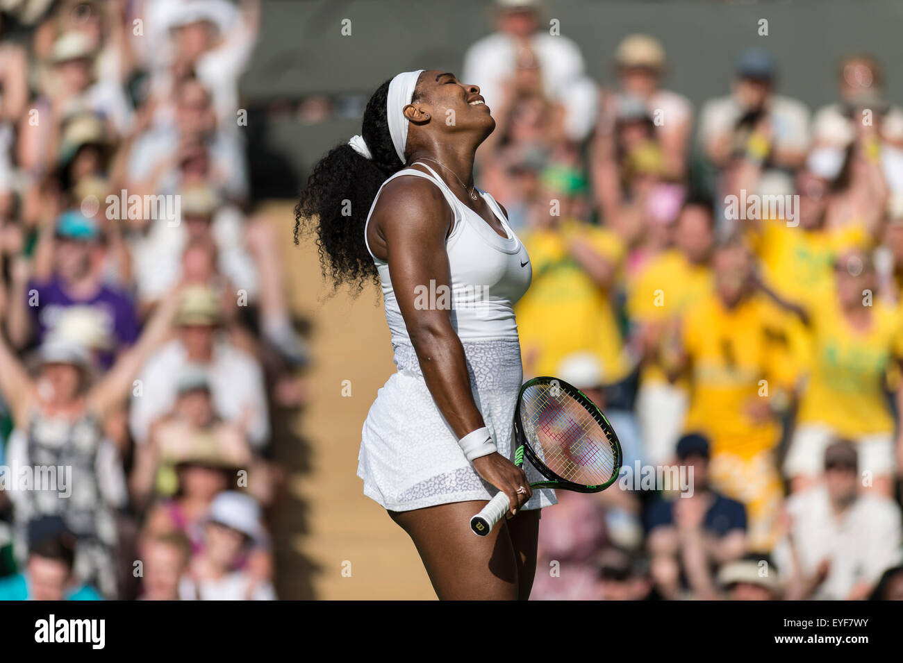 03.07.2015. die Wimbledon Tennis Championships 2015 statt in The All England Lawn Tennis and Croquet Club, London, England, UK. Serena WILLIAMS (SRB) [1] V Heather Watson GBR) auf dem Centre Court. Stockfoto