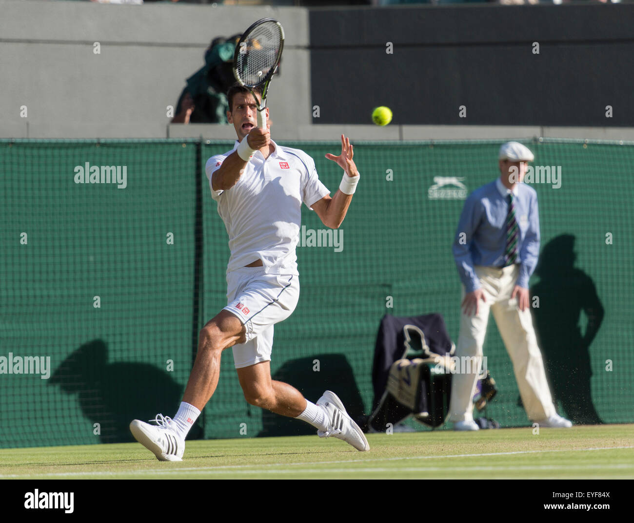 06.07.2015. die Wimbledon Tennis Championships 2015 statt in The All England Lawn Tennis and Croquet Club, London, England, UK. Novak DJOKOVIC (SRB) [1] V Kevin ANDERSON (RSA) [14] (tragen weiße Kappe) auf Platz Nr. 1. Vierte Runde. Stockfoto