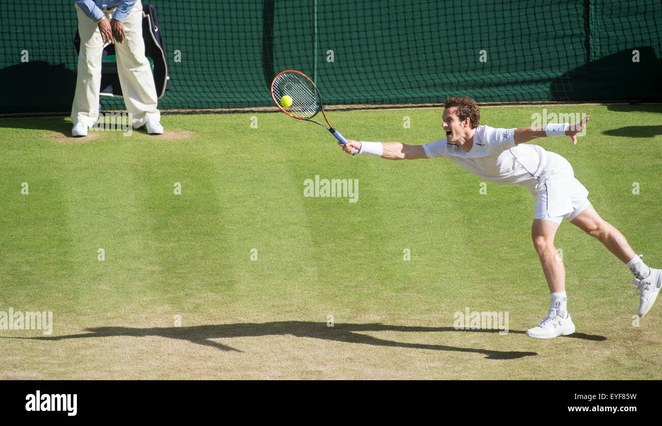 06.07.2015. die Wimbledon Tennis Championships 2015 statt in The All England Lawn Tennis and Croquet Club, London, England, UK. Novak DJOKOVIC (SRB) [1] V Kevin ANDERSON (RSA) [14] (tragen weiße Kappe) auf Platz Nr. 1. Vierte Runde. Stockfoto