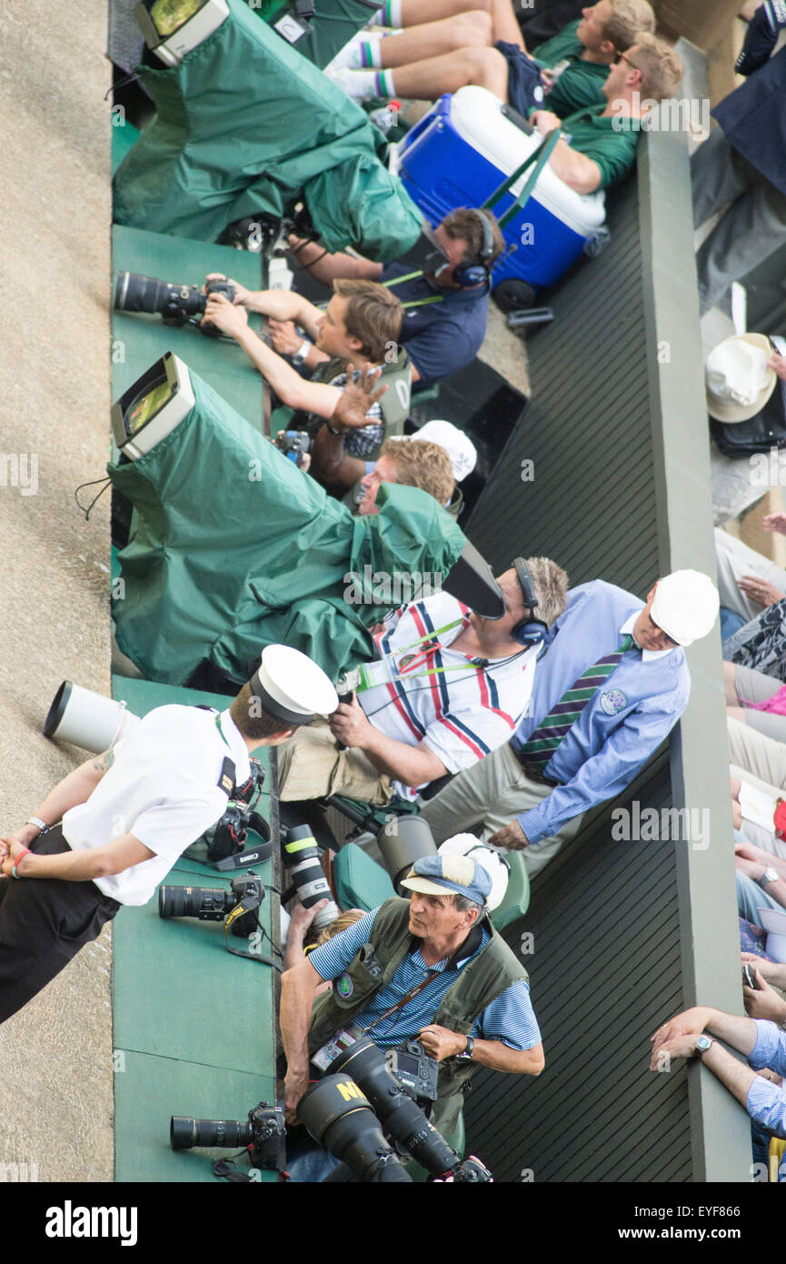 06.07.2015. die Wimbledon Tennis Championships 2015 statt in The All England Lawn Tennis and Croquet Club, London, England, UK. Novak DJOKOVIC (SRB) [1] V Kevin ANDERSON (RSA) [14] (tragen weiße Kappe) auf Platz Nr. 1. Vierte Runde. Stockfoto