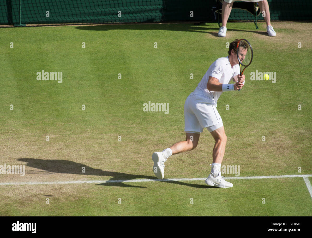 06.07.2015. die Wimbledon Tennis Championships 2015 statt in The All England Lawn Tennis and Croquet Club, London, England, UK. Novak DJOKOVIC (SRB) [1] V Kevin ANDERSON (RSA) [14] (tragen weiße Kappe) auf Platz Nr. 1. Vierte Runde. Stockfoto