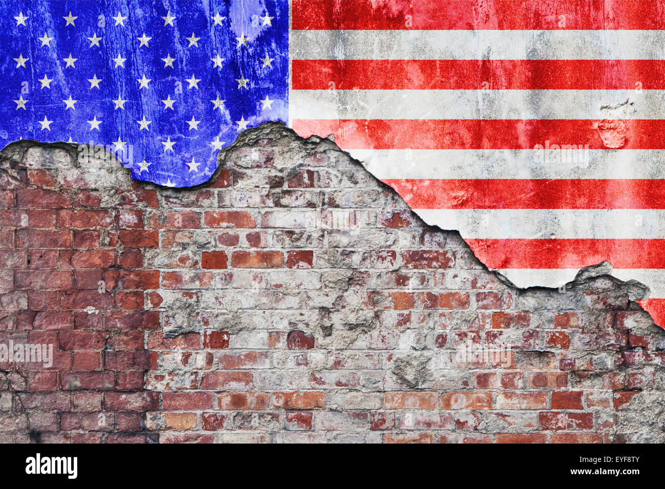 Grunge alte Mauer mit amerikanischen Flagge auf gebrochene Render Oberfläche Stockfoto