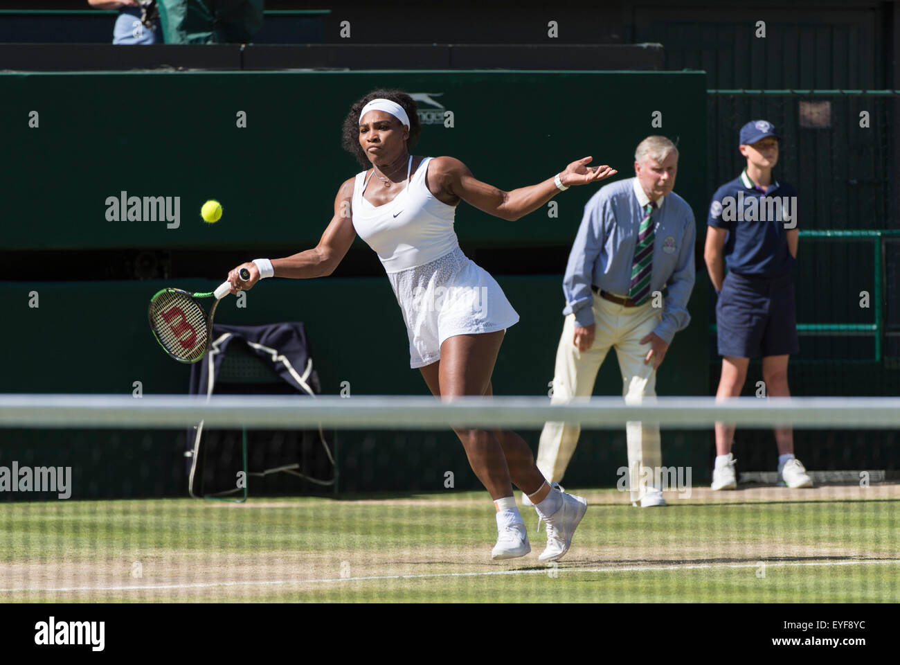 09.07.2015. die Wimbledon Tennis Championships 2015 statt in The All England Lawn Tennis and Croquet Club, London, England, UK. Serena WILLIAMS (USA) [1] V Maria SHARAPOVA (RUS) [4] blondes Haar) in der Damen Halbfinale auf dem Centre Court Stockfoto