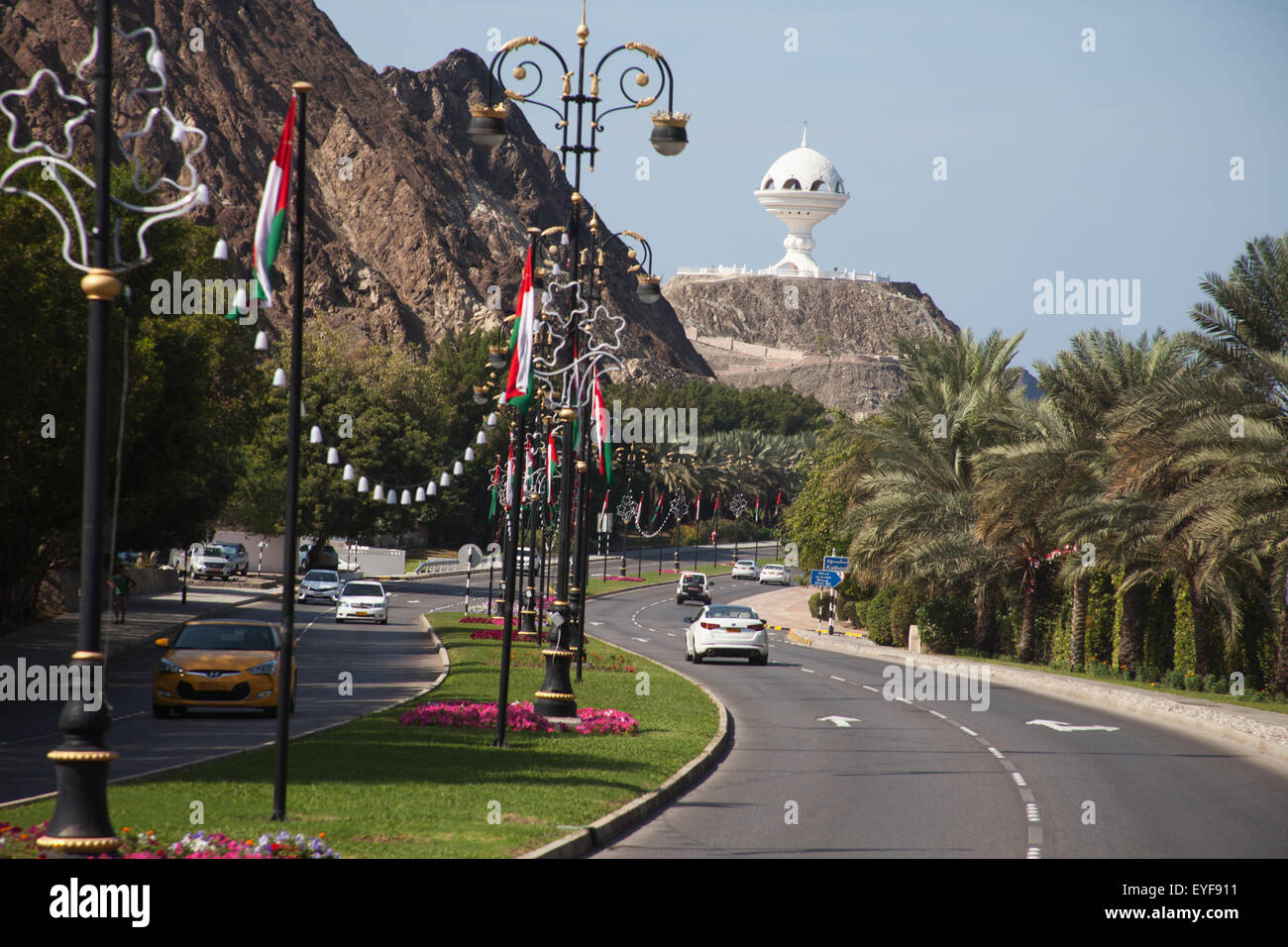 Riesige Weihrauch-Brenner, gesehen von der Corniche; Mutrah, Muscat, Oman Stockfoto