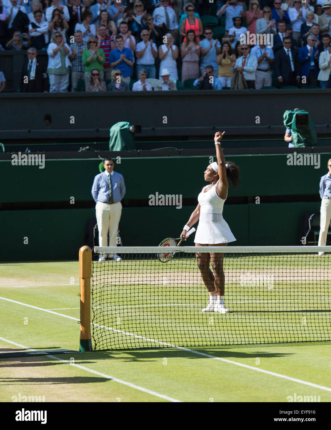 09.07.2015. die Wimbledon Tennis Championships 2015 statt in The All England Lawn Tennis and Croquet Club, London, England, UK. Serena WILLIAMS (USA) [1] V Maria SHARAPOVA (RUS) [4] blondes Haar) in der Damen Halbfinale auf dem Centre Court Stockfoto