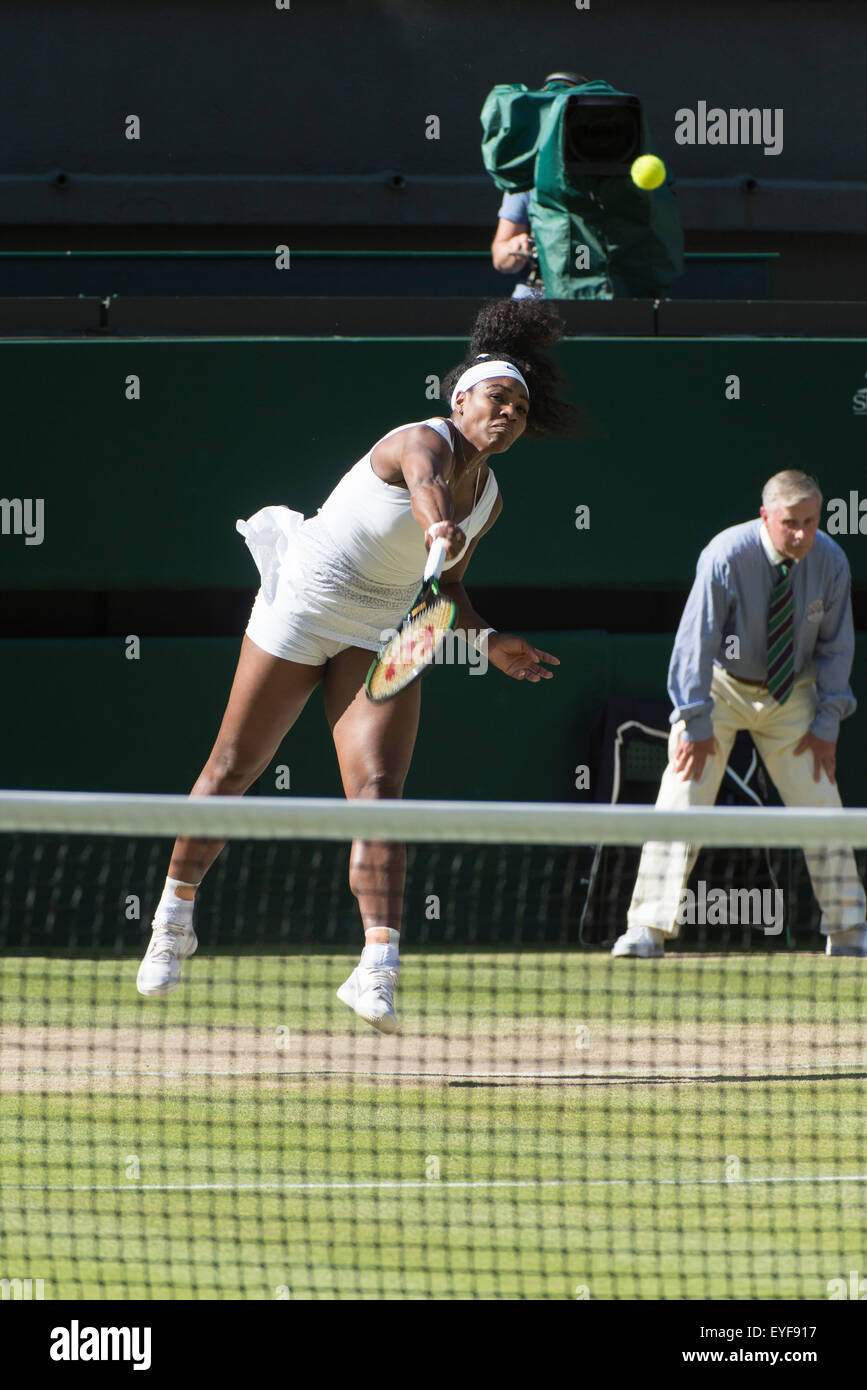 09.07.2015. die Wimbledon Tennis Championships 2015 statt in The All England Lawn Tennis and Croquet Club, London, England, UK. Serena WILLIAMS (USA) [1] V Maria SHARAPOVA (RUS) [4] blondes Haar) in der Damen Halbfinale auf dem Centre Court Stockfoto