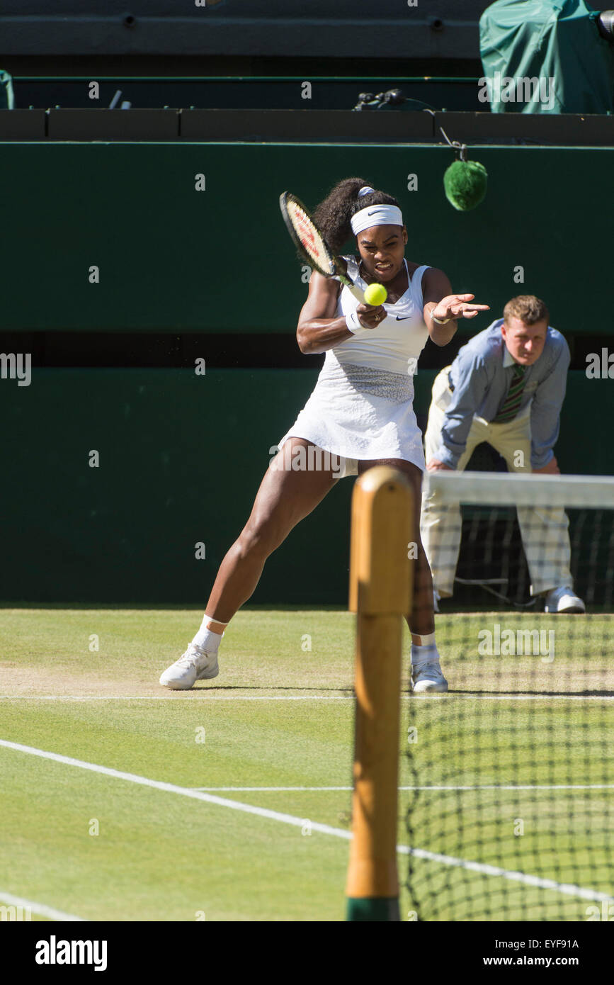 09.07.2015. die Wimbledon Tennis Championships 2015 statt in The All England Lawn Tennis and Croquet Club, London, England, UK. Serena WILLIAMS (USA) [1] V Maria SHARAPOVA (RUS) [4] blondes Haar) in der Damen Halbfinale auf dem Centre Court Stockfoto