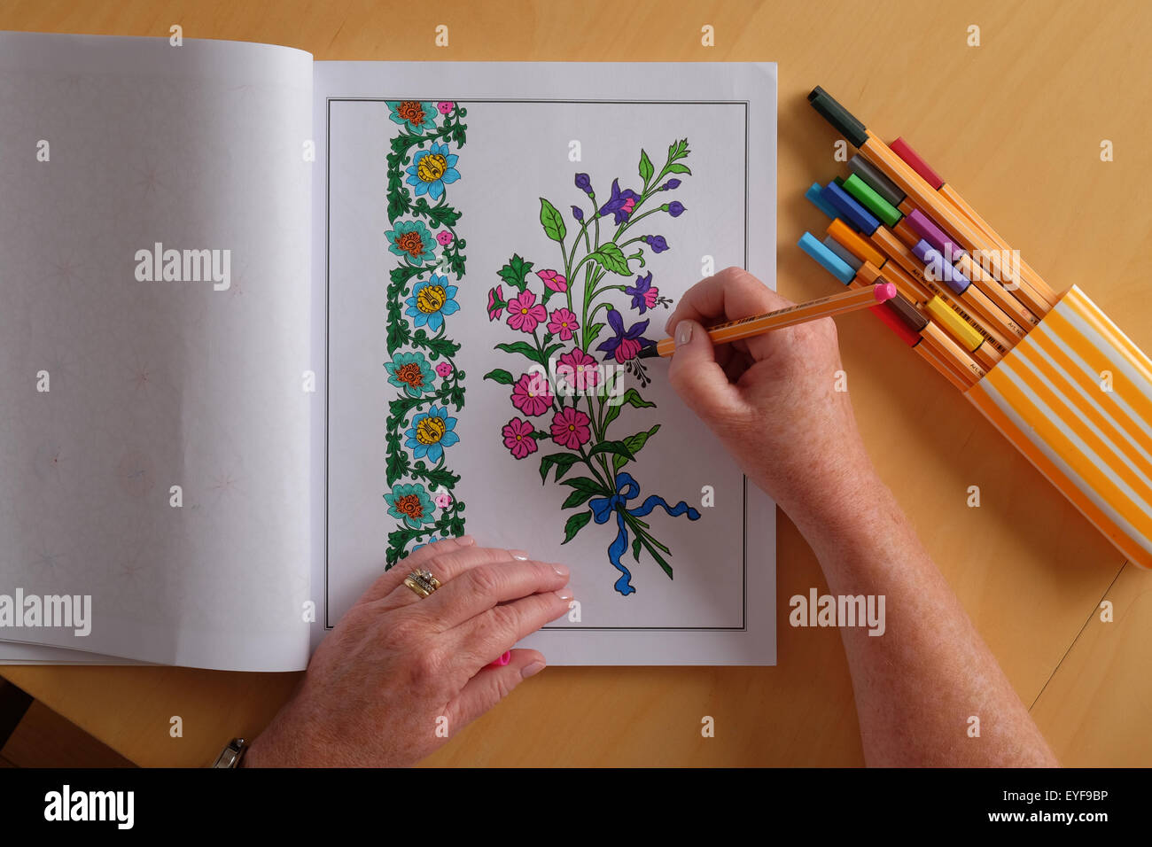 Einer erwachsenen Frau Färbung in einem Vintage-Design Färbung im Buch, ein neuer Trend in Entspannung für Erwachsene Stockfoto