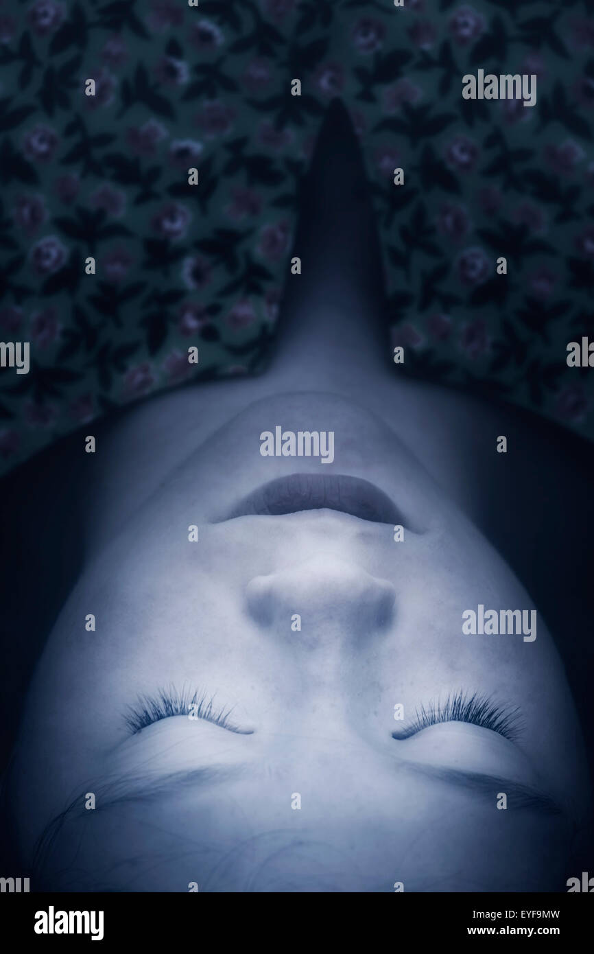 Kopfschuss von einem Mädchen liegend mit geschlossenen Augen Stockfoto