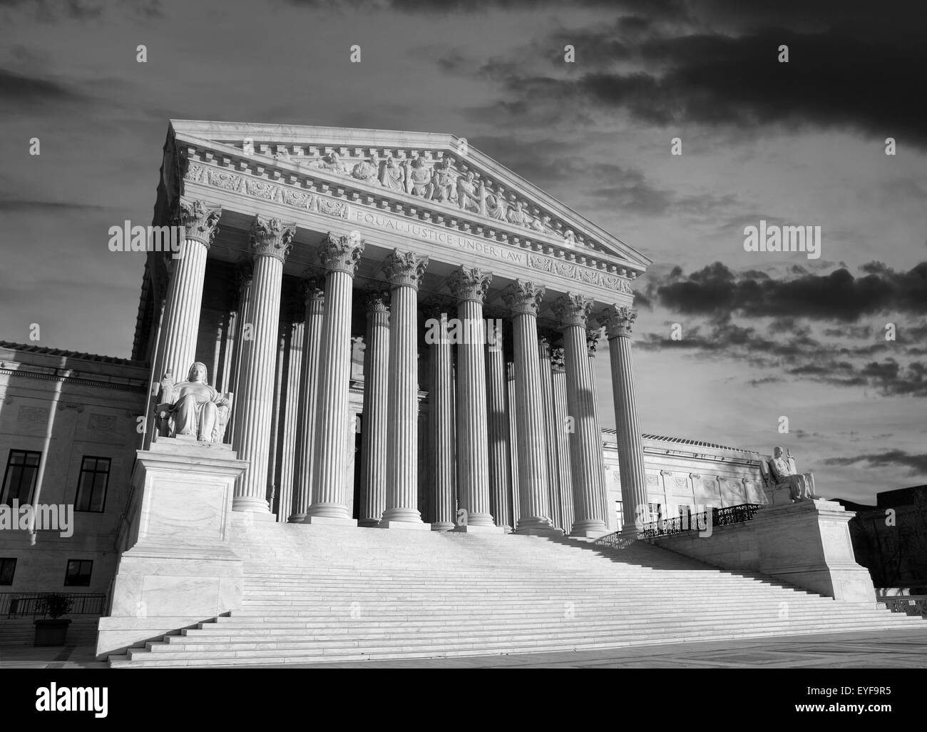 United States Supreme Court Gebäude in schwarz und weiß. Stockfoto