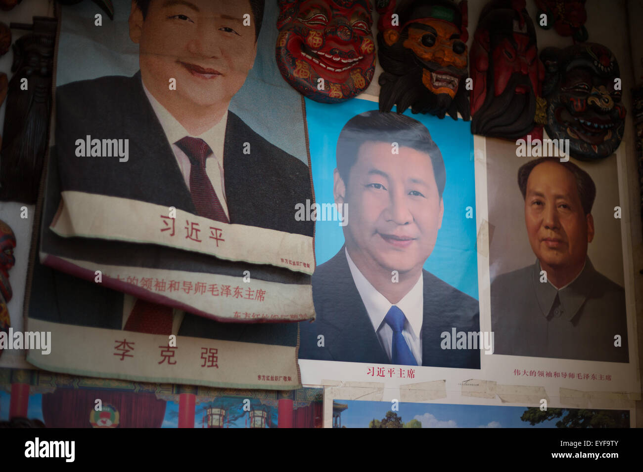 Politische Plakate, mit Vorsitzenden Mao und Xi Jinping, in Peking, China. Stockfoto