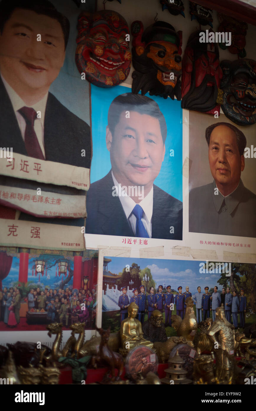 Politische Plakate, mit Vorsitzenden Mao und Xi Jinping, in Peking, China. Stockfoto
