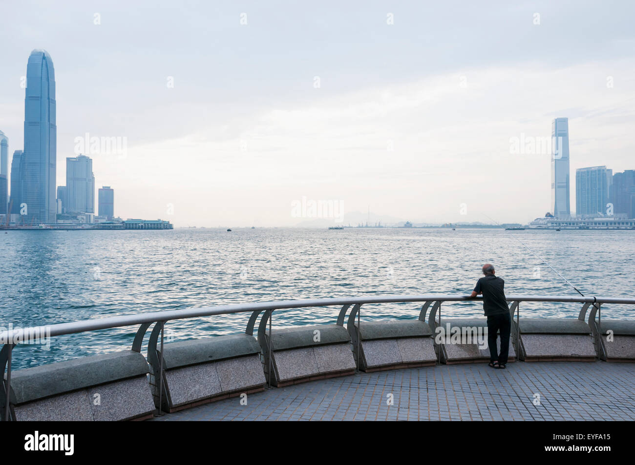 Hong Kong Bucht Landschaft mit Kowloon Bezirk auf der rechten Seite und Hong Kong Island auf der linken Seite; China Stockfoto