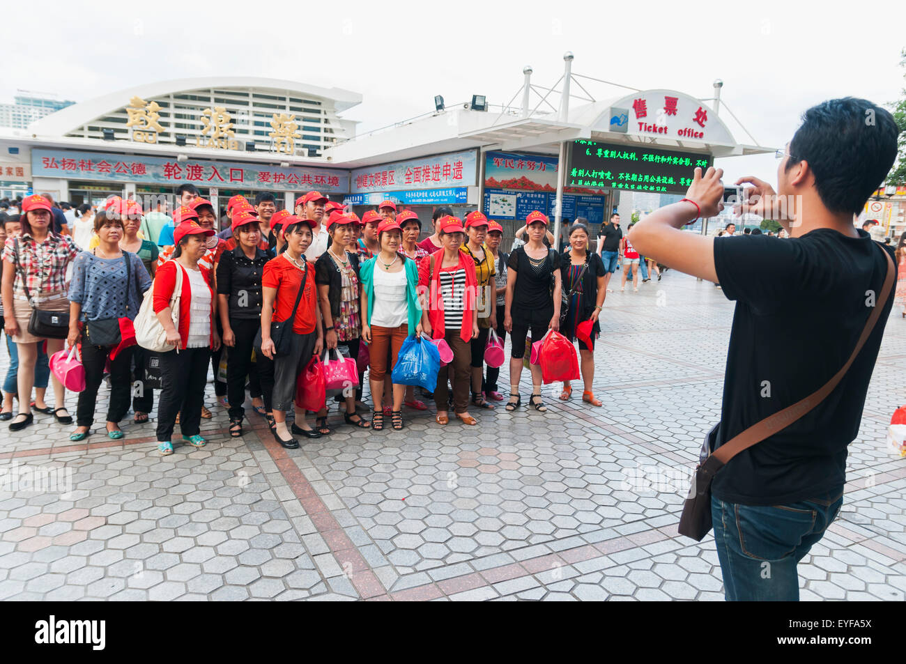 Eine Reisegruppe, posiert für ein Foto auf Gulangyu Insel; Xiamen, Provinz Fujian, China Stockfoto