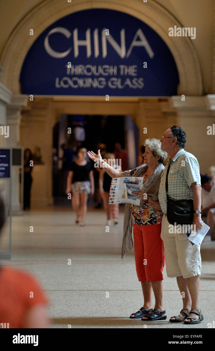 New York, USA. 28. Juli 2015. Menschen besuchen das Metropolitan Museum of Art in New York, USA am 28. Juli 2015. Das Metropolitan Museum of Art, Dienstag angekündigt, dass ein Datensatz 6,3 Millionen Menschen in den Vereinigten Staaten und auf der ganzen Welt besuchten das Museum im Geschäftsjahr, das am 30. Juni (FY15) endete. Dies ist der höchsten Besucherzahlen seit die Met begann vor mehr als 40 Jahren die Zulassung Nachverfolgungsstatistik. China ist New York City drittgrößte Quelle für ausländische Touristen, hinter Großbritannien und Brasilien geworden. © Wang Lei/Xinhua/Alamy Live-Nachrichten Stockfoto
