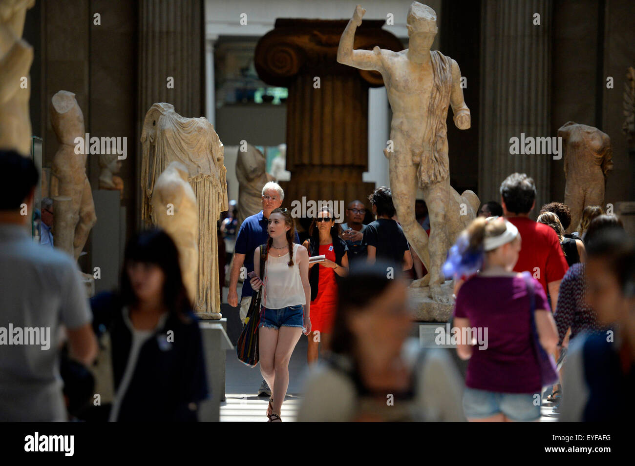 New York, USA. 28. Juli 2015. Menschen besuchen das Metropolitan Museum of Art in New York, USA am 28. Juli 2015. Das Metropolitan Museum of Art, Dienstag angekündigt, dass ein Datensatz 6,3 Millionen Menschen in den Vereinigten Staaten und auf der ganzen Welt besuchten das Museum im Geschäftsjahr, das am 30. Juni (FY15) endete. Dies ist der höchsten Besucherzahlen seit die Met begann vor mehr als 40 Jahren die Zulassung Nachverfolgungsstatistik. China ist New York City drittgrößte Quelle für ausländische Touristen, hinter Großbritannien und Brasilien geworden. © Wang Lei/Xinhua/Alamy Live-Nachrichten Stockfoto