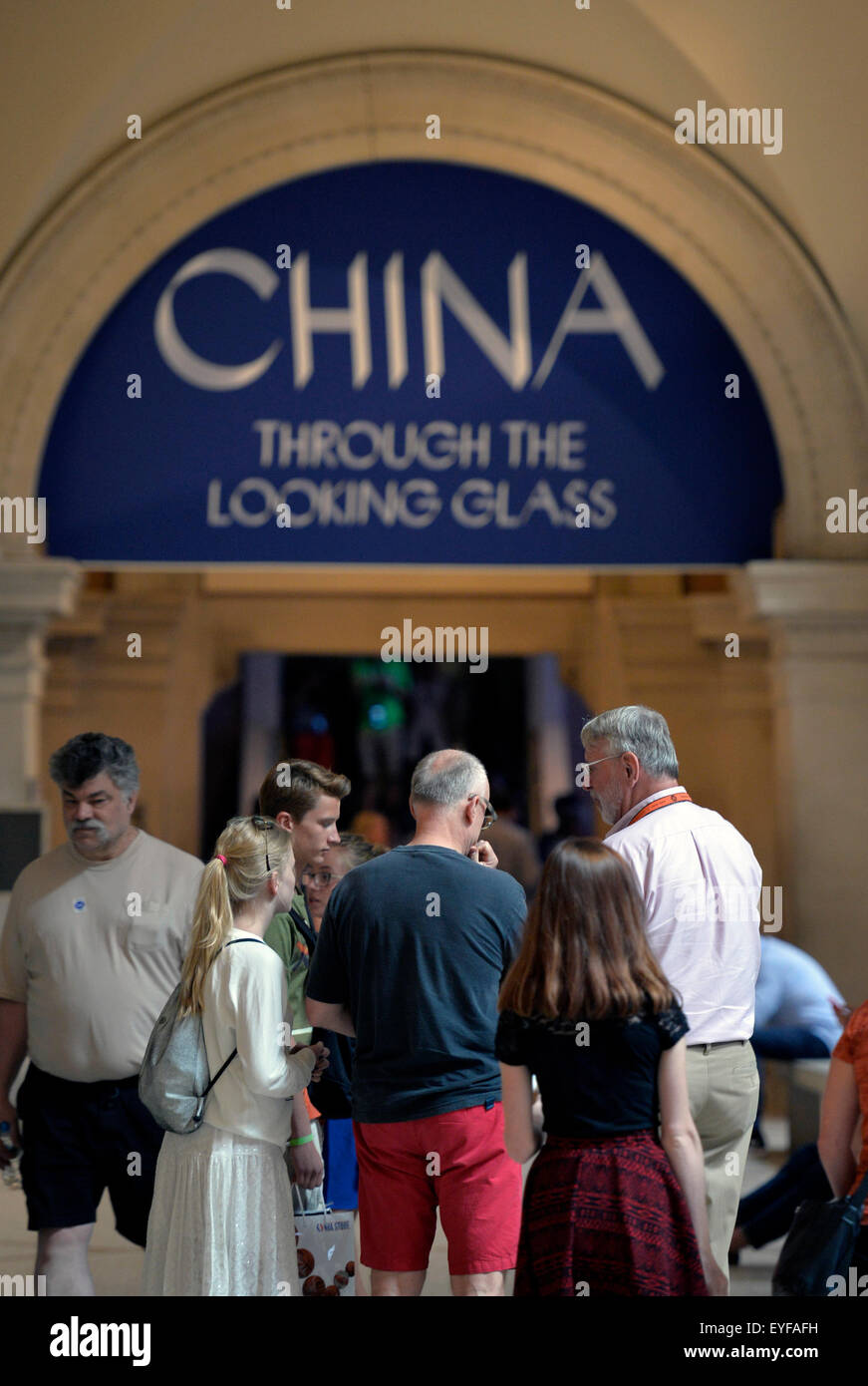 New York, USA. 28. Juli 2015. Menschen besuchen das Metropolitan Museum of Art in New York, USA am 28. Juli 2015. Das Metropolitan Museum of Art, Dienstag angekündigt, dass ein Datensatz 6,3 Millionen Menschen in den Vereinigten Staaten und auf der ganzen Welt besuchten das Museum im Geschäftsjahr, das am 30. Juni (FY15) endete. Dies ist der höchsten Besucherzahlen seit die Met begann vor mehr als 40 Jahren die Zulassung Nachverfolgungsstatistik. China ist New York City drittgrößte Quelle für ausländische Touristen, hinter Großbritannien und Brasilien geworden. © Wang Lei/Xinhua/Alamy Live-Nachrichten Stockfoto